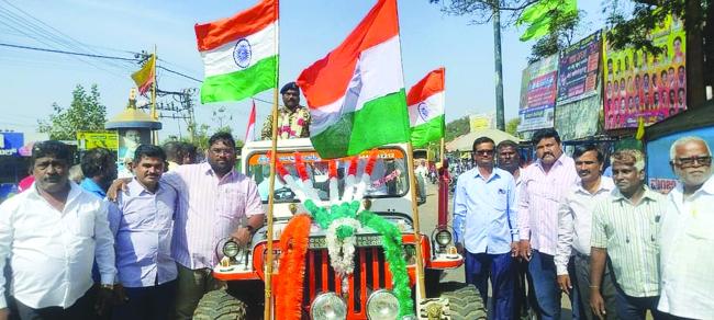 ಚಾಲಕರ ಸಂಘದ ವತಿಯಿಂದ ತಾಲೂಕಿನ ಚಳಗೇರಿ ಟೋಲ್‌ನಾಕಾ ಎದುರು ಪ್ರತಿಭಟನೆ