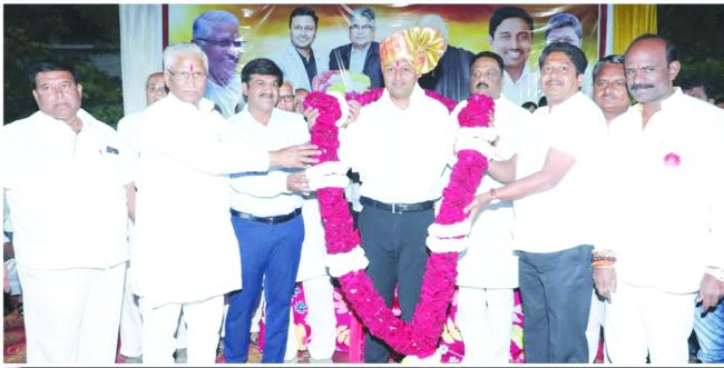 ಅಥಣಿ ಶುಗರ್ಸ ವ್ಯವಸ್ಥಾಪಕ ನಿರ್ದೇಶಕ ಯೋಗೇಶ ಪಾಟೀಲಗೆ ಸನ್ಮಾನ