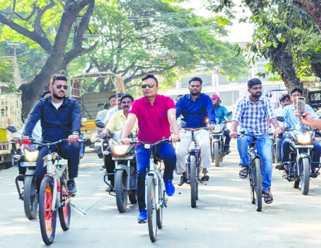 ಜಿಲ್ಲಾಧಿಕಾರಿ, ಶಾಸಕ ಸೈಕಲ್ ಮೇಲೆ ವಾರ್ಡ ಪರೀಶೀಲನೆ