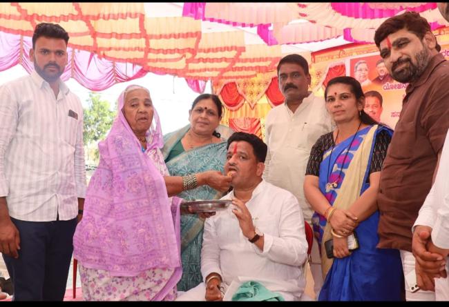 ಗೃಹಲಕ್ಷ್ಮೀ ಹಣದಿಂದ  ಗೂಗಿಹಾಳ ಗ್ರಾಮಸ್ಥರಿಗೆ ಹೊಳಿಗೆ ಊಟ 