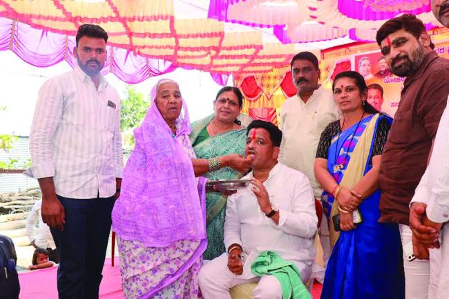 ಗೃಹಲಕ್ಷ್ಮಿ ಗ್ಯಾರಂಟಿ ಯೋಜನೆ ಹಣದಲ್ಲಿ ಗ್ರಾಮಸ್ಥರಿಗೆ ಹೋಳಿಗೆ ಊಟ 