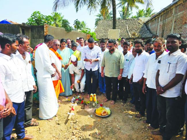 ಗ್ರಾಮ ಪಂಚಾಯಿತಿ ಕಟ್ಟಡಕ್ಕೆ ಪೂಜೆ ನೆರವೇರಿಸಿದ ಚನ್ನರಾಜ ಹಟ್ಟಿಹೊಳಿ 