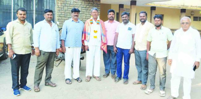 ನಾಗಪ್ಪ ನೀಲಪ್ಪ ತಿಪ್ಪಕನವರ ಅವರನ್ನು ಮಹರ್ಷಿ ವಾಲ್ಮೀಕಿ ಮಹಾಸಭಾ ವತಿಯಿಂದ ಸನ್ಮಾನಿ