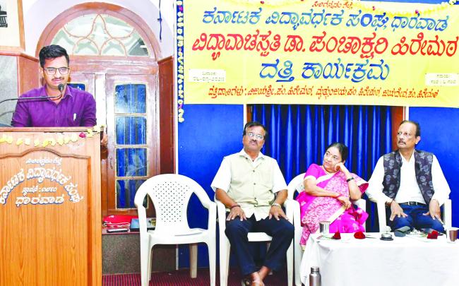 ಡಾ. ಹಿರೇಮಠರ ಸಾಹಿತ್ಯದ ಮೂಲ ತಿರುಳೇ ಆದರ್ಶ ಪ್ರೇಮ: ಕಮ್ಮಾರ 