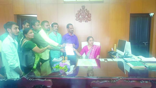 ಡಾಟಾ ಎಂಟ್ರಿ ಆಪರೇಟರ್ ಹಾಗೂ ಡಿ ವೃಂದದ ನೌಕರರ ಸಂಘದಿಂದ ಜಿಲ್ಲಾಧಿಕಾರಿಗೆ ಮನವಿ