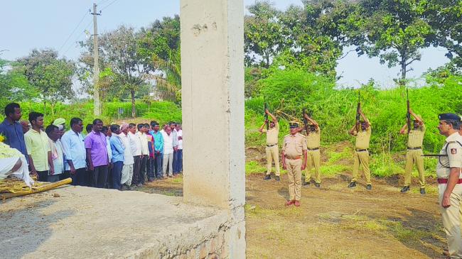 ಸಕಲ ಗೌರವದೊಂದಿಗೆ ಪೇದೆ ವಿದ್ಯಾಸಾಗರ ಅಂತ್ಯಕ್ರಿಯೆ 