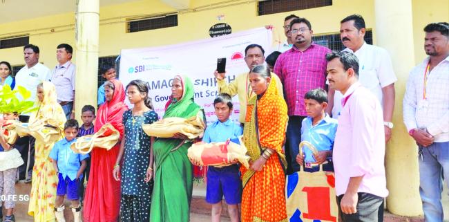 ಶಿಕ್ಷಕರು ಮಕ್ಕಳಿಗೆ ಕಾಲಿಕಾ ಸಾಮಗ್ರಿಗಳ ವಿತರಣಾ ಕಾರ್ಯಕ್ರಮ