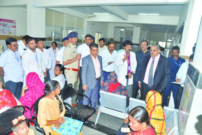 ಬಳ್ಳಾರಿ ಜಿಲ್ಲೆಗೆ ಕರ್ನಾಟಕ ರಾಜ್ಯ ಮಾನವ ಹಕ್ಕುಗಳ ಆಯೋಗದ ಅಧ್ಯಕ್ಷರು, ಸದಸ್ಯರ ಭೇಟಿಜಿಲ್ಲಾ ಆಸ್ಪತ್ರೆ, ಕೇಂದ್ರ ಕಾರಾಗೃಹ, ನಿರಾಶ್ರಿತ ಪರಿಹಾರ ಕೇಂದ್ರ, ಬಿಮ್ಸ್‌ ಆಸ್ಪತ್ರೆಯಲ್ಲಿನ ಸ್ಥಿತಿಗತಿ ಪರೀಶೀಲನೆ 