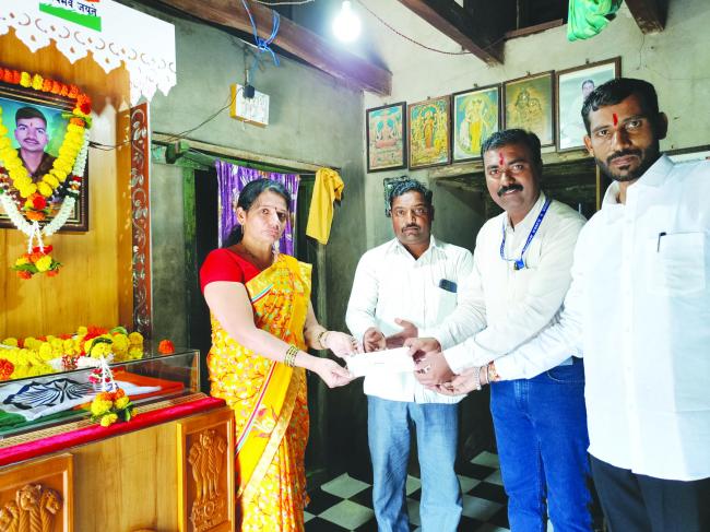 ಹುತಾತ್ಮ ಯೋಧ ಸ್ಮರಣಾರ್ಥ ಸರಕಾರಿ ಶಾಲೆಗೆ 4.51 ಲಕ್ಷರೂ ದೇಣಿಗೆ 