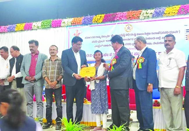 ರಾಜ್ಯ ಮಟ್ಟದ ಸ್ಫರ್ಧೆಯಲ್ಲಿ  ದ್ವಿತೀಯ ಸ್ಥಾನ ಪಡೆದ ಜ್ಯೋತಿ ಅಂಗಡಿ