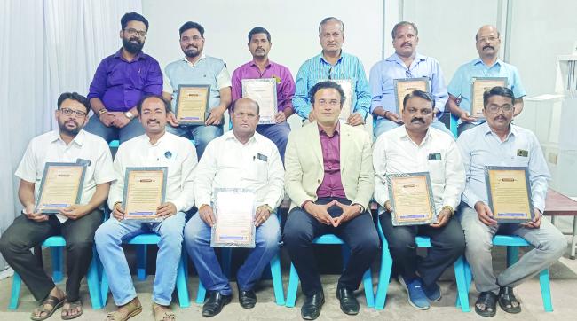 ಮಿರಜ ಪಟ್ಟಣದ ನಿರ್ಮಲ ವ್ಯಸನ ಮುಕ್ತಿ ಕೇಂದ್ರದಲ್ಲಿ ಡಾ. ಚಂದ್ರಶೇಖರ ಹಳಿಂಗಳೆ ಪತ್ರಕರ್ತರನ್ನು ಸನ್ಮಾನ
