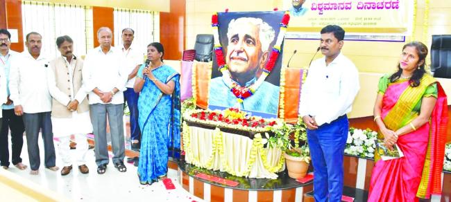 ಜಿಲ್ಲಾಡಳಿತದಿಂದ ರಾಷ್ಟ್ರಕವಿ ಕುವೆಂಪು ಜನ್ಮ ದಿನ ಆಚರಣೆ