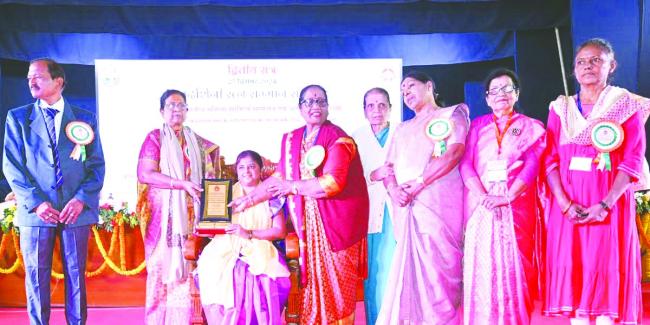 ಸುಧಾ ರಬಿನಾಳಗೆ ಯುಗ ದರ್ಶನಿ ರತ್ನ ಪ್ರಶಸ್ತಿ ಪ್ರದಾನ  