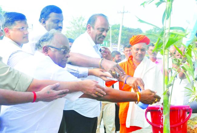ಕೊಪ್ಪಳ ನಗರಾಭಿವೃದ್ಧಿ ಪ್ರಾಧಿಕಾರದಿಂದ ಸಸಿ ನೆಡೆಯುವ ಕಾರ್ಯಕ್ರಮ: ಚಾಲನೆ