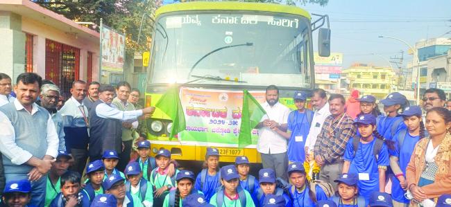 8 ರಿಂದ 10 ನೇ ತರಗತಿ  ವಿದ್ಯಾರ್ಥಿಗಳ ಪ್ರವಾಸಕ್ಕೆ ಚಾಲನೆ 