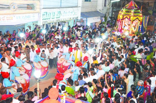 ಶಿವಲಿಂಗ ಶ್ರೀಗಳ ಭಾವಚಿತ್ರ  ಸಿಂಗರಿಸಿದ ಮಂಟಪದ ಮೆರವಣಿಗೆ