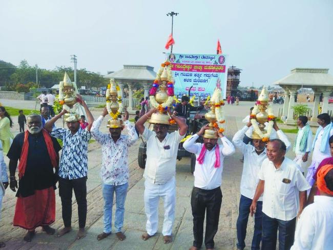 ಶ್ರೀಗವಿಸಿದ್ಧೇಶ್ವರ ಗದ್ದುಗೆಯ ಮೇಲೆ ಶೋಭಾಯಮಾನವಾದ ಪಂಚಕಳಸಗಳು 