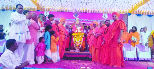  ಕರಿಸಿದ್ಧೇಶ್ವರ ಮಠ ಭಕ್ತರಿಗೆ ಶಾಂತಿ ನೆಮ್ಮದಿ ಸಂಕಷ್ಟಗಳಿಗೆ ದಾರಿ ದೀಪ  ಜಗದ್ಗುರು.ಭೀಮಾಶಂಕರ..ಲಿಂಭಗವತ್ಪಾದಂಗ