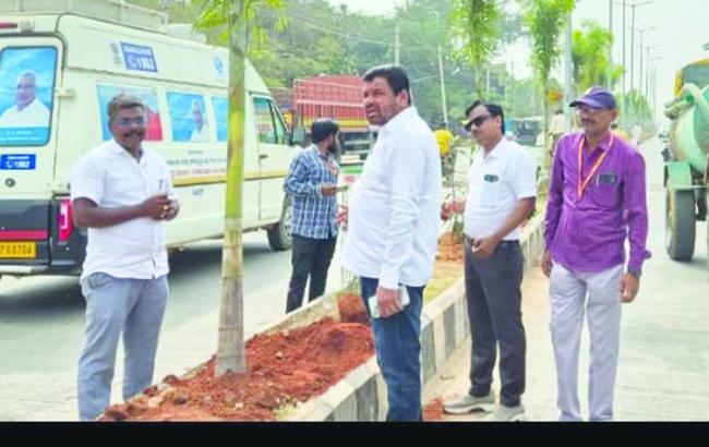 ವಿದ್ಯುತ್ ದೀಪದ ಕಂಭ ಅಳವಡಿಕೆ ಕಾರ್ಯಕ್ರಮ ವೀಕ್ಷಿಸಿದ ಪಟೇಲ್‌