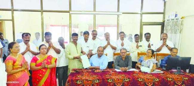 ಸಹಕಾರಿ ಬ್ಯಾಂಕ್ ಚಾನಾವಣೆ: ಓಲ್ಡ್‌ ಈಸ್ ಗೋಲ್ಡ್‌ ಪೆನಲ್ ದಿಂದ ನಾಮಪತ್ರ   