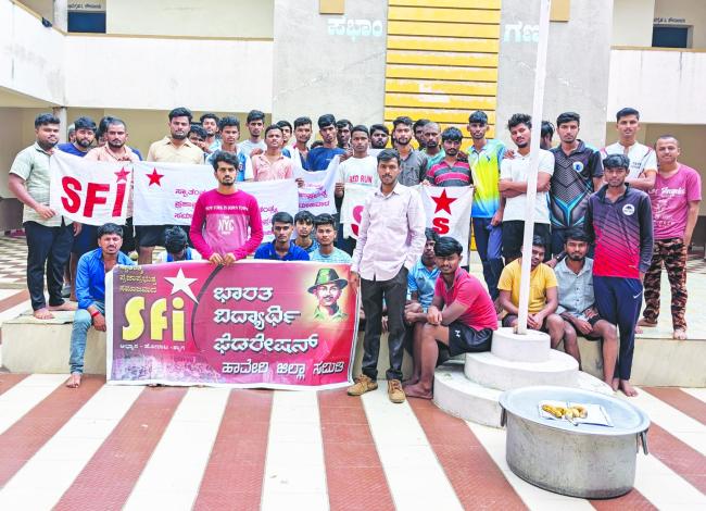 ಹಾವೇರಿ.ಮೆನ್ಯೂ ಚಾರ್ಟ್‌ ಬದಲಾವಣೆ ಇಂಜಿನಿಯರಿಂಗ್ ವಿದ್ಯಾರ್ಥಿಗಳ ಉಪವಾಸ ಧರಣಿ