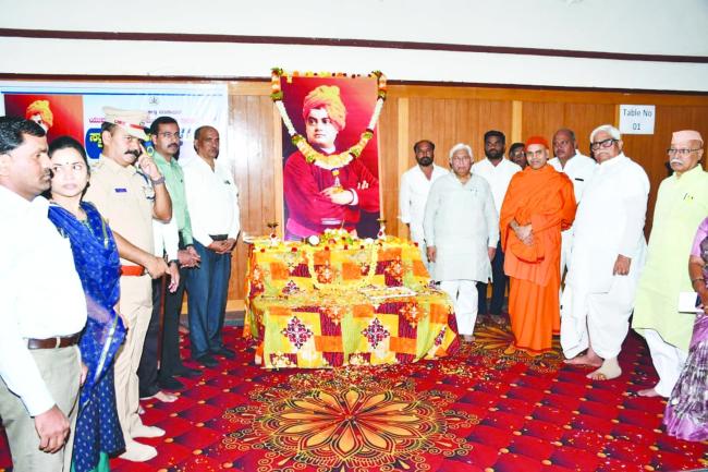 ಜಿಲ್ಲಾಡಳಿತದಲ್ಲಿ ಸ್ವಾಮಿ ವಿವೇಕಾನಂದ ಜಯಂತಿ: ಸಚವ ಎಚ್ ಕೆ ಪಾಟೀಲ ಅವರಿಂದ ಪುಷ್ಪಾರ್ಚನೆ