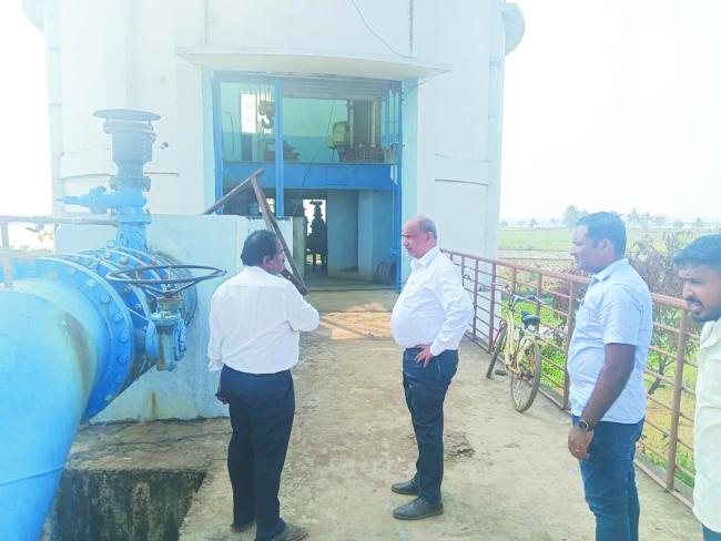 ಜಿಲ್ಲಾಧಿಕಾರಿ ಸಿ ಎನ್ ಶ್ರೀಧರ ಅವರಿಂದ ಸಿಂಗಟಾಲೂರ ಬ್ಯಾರೇಜ್ ವೀಕ್ಷಣೆ