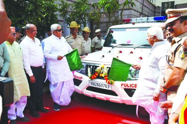 ಸಚಿವ ಎಚ್ ಕೆ ಪಾಟೀಲ ಅವರಿಂದ ಪೊಲೀಸ್ ವಾಹನ ಲೋಕಾರೆ​‍್ಣ 