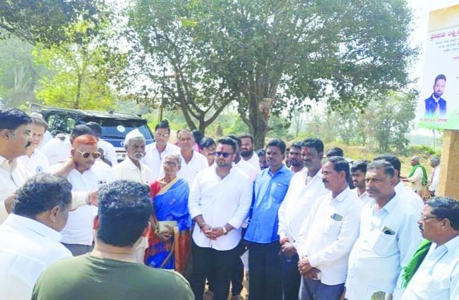 ಮಾರಿಹಾಳದಿಂದ ತುಮ್ಮರಗುದ್ದಿ ರಸ್ತೆ ಕಾಮಗಾರಿಗೆ ಚಾಲನೆ 