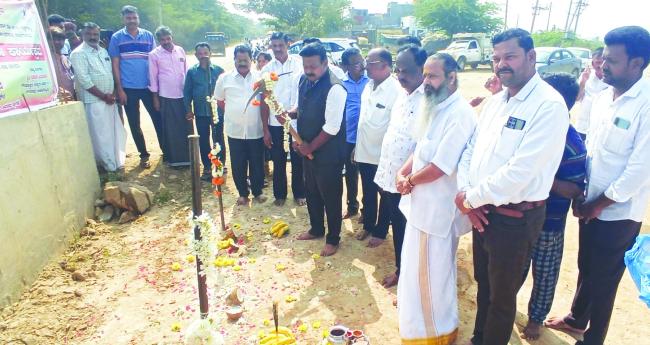 155.84 ಲಕ್ಷ ಅನುದಾನದಲ್ಲಿ ಒಳಚರಂಡಿ ಕಾಮಗಾರಿಗೆ ಶಾಸಕ ಪ್ರಕಾಶ ಕೋಳಿವಾಡ ಭೂಮಿ ಪೂಜೆ ನಡೆಸಿದರು