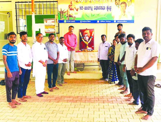 ಶ್ರೀನಿವಾಸ ಮಾನೆವರು ವಿವೇಕಾನಂದರ ಭಾವಚಿತ್ರಕ್ಕೆ ಪುಷ್ಪನಮನ 