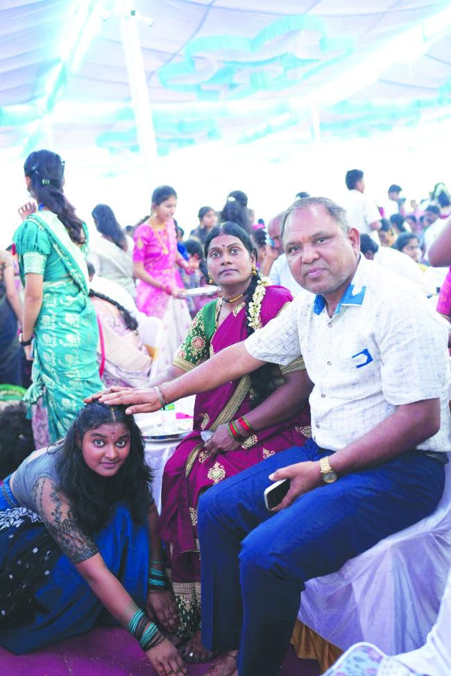   ವಿದ್ಯಾನಿಕೇತನ ಪಬ್ಲಿಕ್ ಶಾಲೆಯಲ್ಲಿ ಆಶೀರ್ವಾದ ಕಾರ್ಯಕ್ರಮದಲ್ಲಿ ತಂದೆ, ತಾಯಿ ಪಾದ ಪೂಜೆ