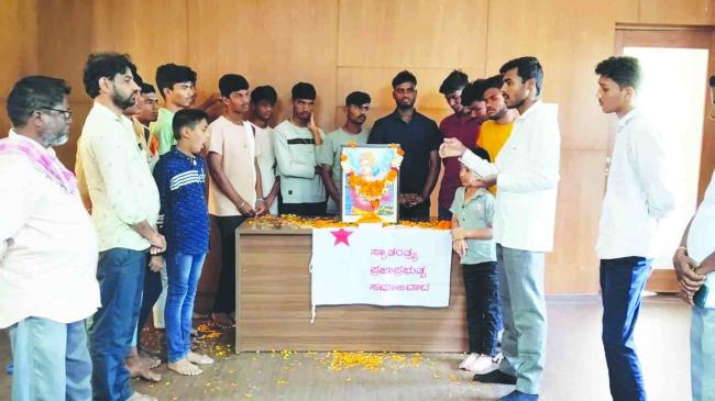 ಯುವಜನ ದಿನಾಚರಣೆಯನ್ನು ವಿವೇಕಾನಂದರ ಭಾವಚಿತ್ರಕ್ಕೆ ಪುಷ​‍್ಾರೆ್ಪಣ