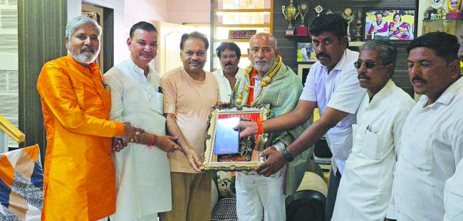 ರೇಲ್ವೆ ಅನುದಾನಕ್ಕಾಗಿ ಮಾಜಿ ಸಂಸದರೊಂದಿಗೆ ಚರ್ಚೆ