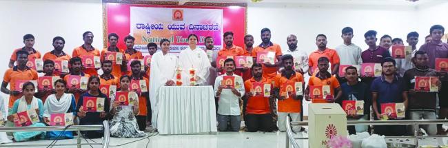 ಯುವಕರು ಕೆಟ್ಟ ಹವ್ಯಾಸಗಳನ್ನು ಬಿಟ್ಟು ದೇಶ ಕಟ್ಟುವ ಕೆಲಸ ಮಾಡಬೇಕು