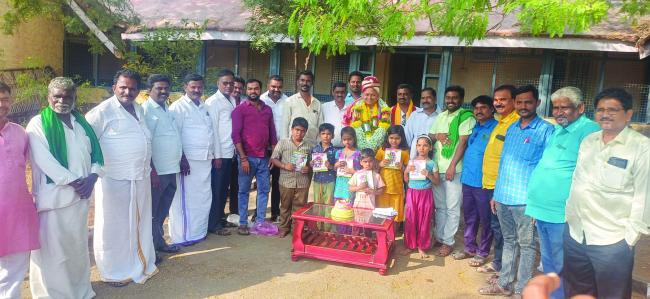 ಬಡ ಮಕ್ಕಳಿಗೆ ನೋಟ್ ಪುಸ್ತಕ, ಲೇಖನಿ ಸಾಮಾಗ್ರಿ ವಿತರಣೆ 