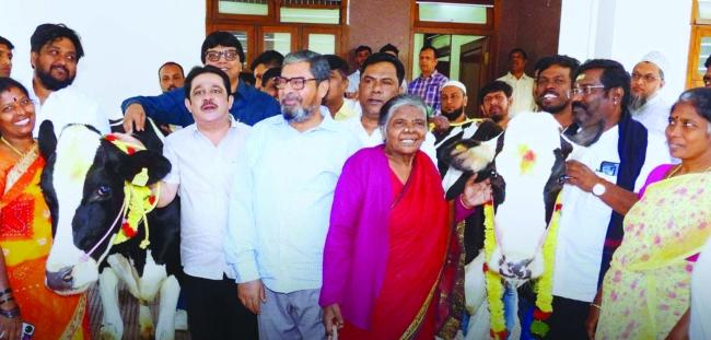  ಹಸುಗಳ ಕೆಚ್ಚಲು ಕೊಯ್ದ ಘಟನೆ: ಮಾಲೀಕರಿಗೆ ಮೂರು ಹಸು  ಉಡುಗೊರೆಯಾಗಿ ನೀಡಿದ ಸಚಿವ ಜಮೀರ್ ಅಹ್ಮದ್ 