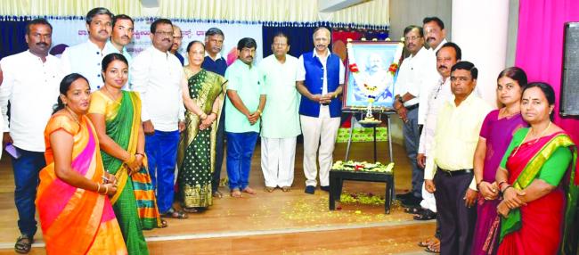 ಒಬ್ಬ ಕವಿಯಾದವನು ಎಲ್ಲರ ಸಾಹಿತ್ಯಗಳನ್ನು ಓದಬೇಕು: ಡಾ.ಬೇವಿನಗಿಡದ 