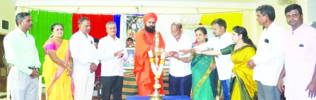 ಸಂಸ್ಕಾರವಂತರಾಗಿ ದೇವರ ಮನೆಯ ನಂದಾದೀಪದಂತೆ ಮನೆಯನ್ನು ಬೆಳಗಬೇಕು: ಶಿವಾಚಾರ್ಯ