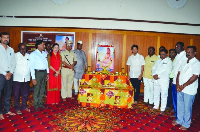 ಜಿಲ್ಲಾಡಳಿತದಲ್ಲಿ ಶಿವಯೋಗಿ ಸಿದ್ದರಾಮೇಶ್ವರ ಜಯಂತಿ