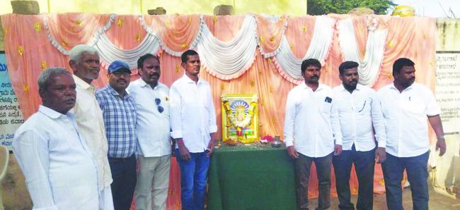 ಸಂತರ ವಿಚಾರ ಸಾಧನೆಗಳನ್ನು ಪ್ರತಿಯೊಬ್ಬರು ಅಳವಡಿಸಿಕೊಳ್ಳಬೇಕು