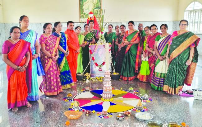 ಅಕ್ಕನ ಬಳಗ ಸಂಯುಕ್ತಾಶ್ರಯದಲ್ಲಿ  ಸಂಕ್ರಾಂತಿ ಸಂಭ್ರಮವನ್ನು ಸಿರಿಧಾನ್ಯಗಳಿಂದ ರಂಗೋಲಿ ಬಿಡಿಸುವ ಮೂಲಕ ಆಚರಣೆ