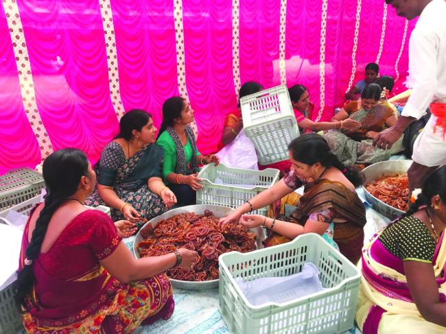 ಗವಿಮಠಕ್ಕೆ ರೊಟ್ಟಿ, ನಿಂಬೆ ಹಣ್ಣು, 20ಕ್ವಿಂಟಾಲ್ ಶೇಂಗಾ ಚಟ್ನಿ, ಮೆಣಸಿನಕಾಯಿ, ಬೆಲ್ಲ ಭಕ್ತರಿಂದ ಅರೆ​‍್ಣ