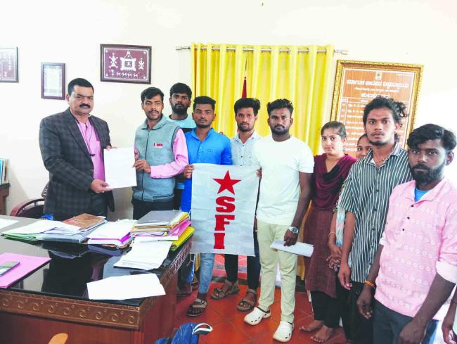  ಅಂಕಪಟ್ಟಿ ಸೇರಿದಂತೆ ಅನೇಕ ಸಮಸ್ಯೆಗಳ ಪರಿಹಾರಕ್ಕಾಗಿ ಎಸ್‌ಎಫ್‌ಐ ಮನವಿ