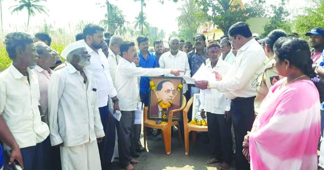 ಜಮೀನುಗಳ ಒತ್ತುವರಿ ತೆರವಿಗೆ ಆಗ್ರಹಿಸಿ ಪ್ರತಿಭಟನೆ: ತಹಶೀಲ್ದಾರರ ಭರವಸೆ ಮೇರೆಗೆ ಹಿಂದಕ್ಕೆ