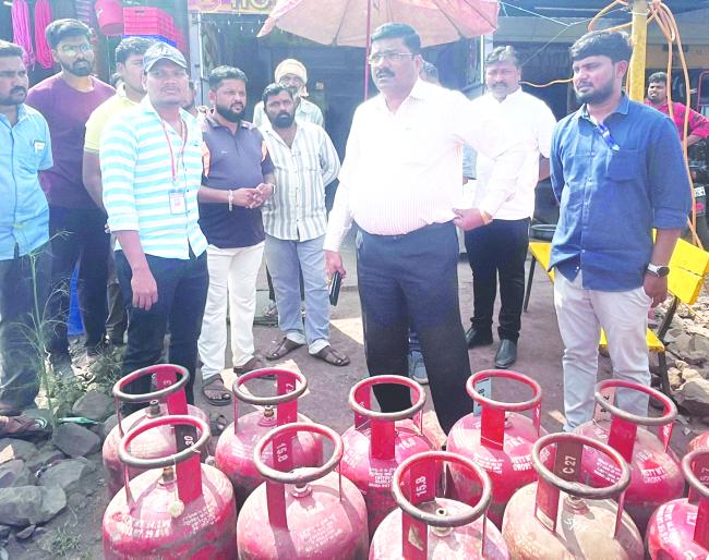 ಕಾಗವಾಡ ಹೊಟೇಲ್‌ಗಳ ಮೇಲೆ ತಹಶೀಲ್ದಾರ ದಾಳಿ 22 ಗೃಹೋಪಯೋಗಿ ಸಿಲೆಂಡರ್ ವಶ