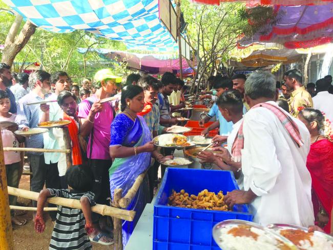 ಗವಿಮಠದ ದಾಸೋಹದಲ್ಲಿ ಲಕ್ಷಾಂತರ ಭಕ್ತರಿಂದ ಪ್ರಸಾದ ಸೇವನೆ