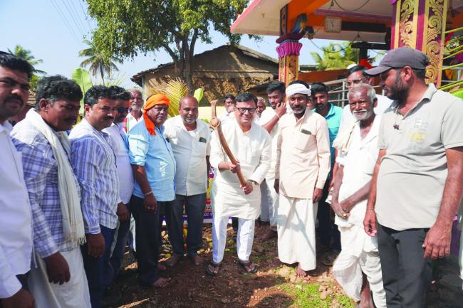 ರಸ್ತೆ ಅಭಿವೃದ್ಧಿ ಕಾಮಗಾರಿಗೆ ಶಾಸಕ ಶ್ರೀನಿವಾಸ ಮಾನೆ ಭೂಮಿಪೂಜೆ