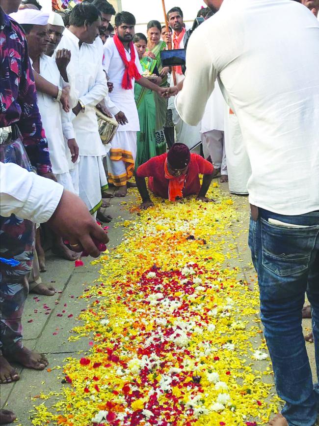 ಬಳಗಾನೂರ ಶ್ರೀ ಶಿವಶಾಂತವೀರ ಶರಣರ ಧೀರ್ಘದಂಡ ನಮಸ್ಕಾರ 
