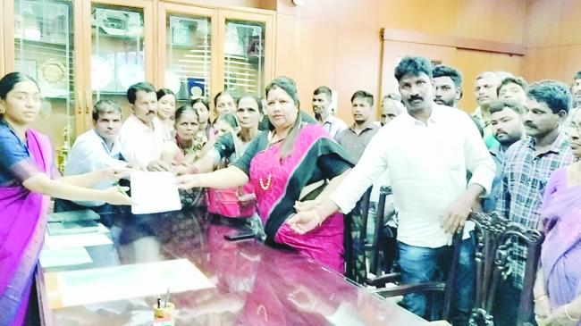 ಹಳೆಕೋಟಿ ಕಾಲೋನಿ ವಾಸಿಗಳಿಗೆ ಪಟ್ಟಾ,ಪಹಣಿ ನೀಡಲು ರೂಪಾಲಿ ನಾಯ್ಕ ಜಿಲ್ಲಾಧಿಕಾರಿಗೆ ಮನವಿ